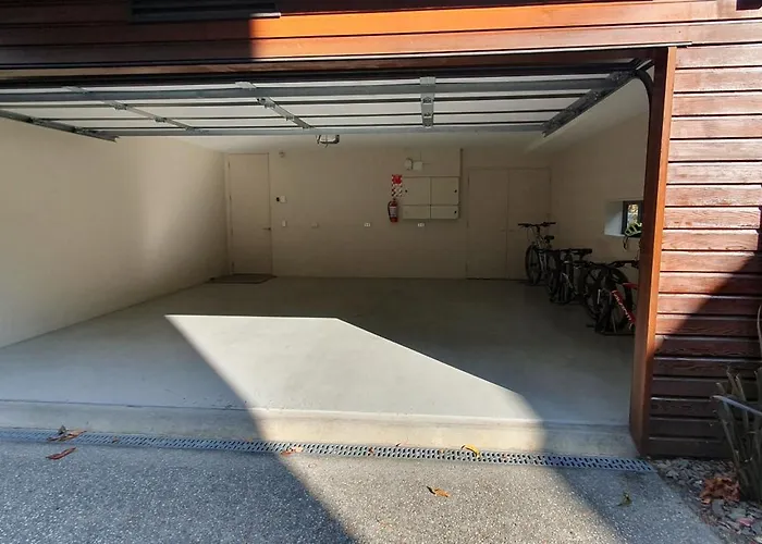 湖岸温泉公寓 *